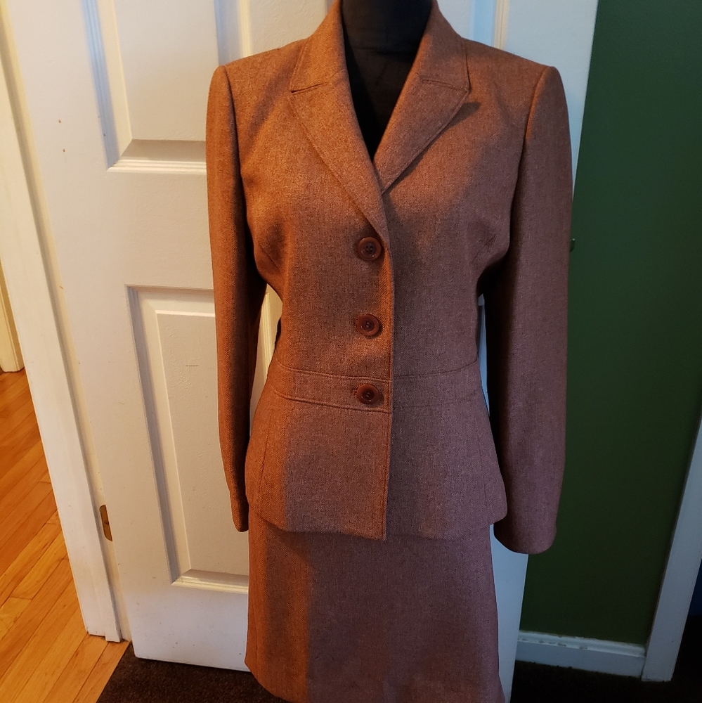 Le suit skirt suit